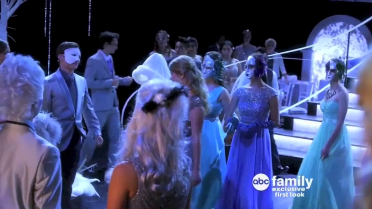 Pretty Little Liars - 5x13 - Sneak Peek #2 - Extrait de l'épisode de Noël "How the 'A' Stole Christmas"