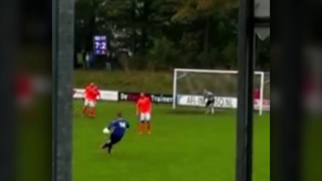 Il ose le coup du foulard sur coup franc