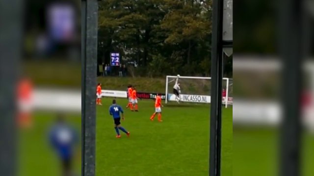 Un coup du foulard sur coup franc... presque parfait !