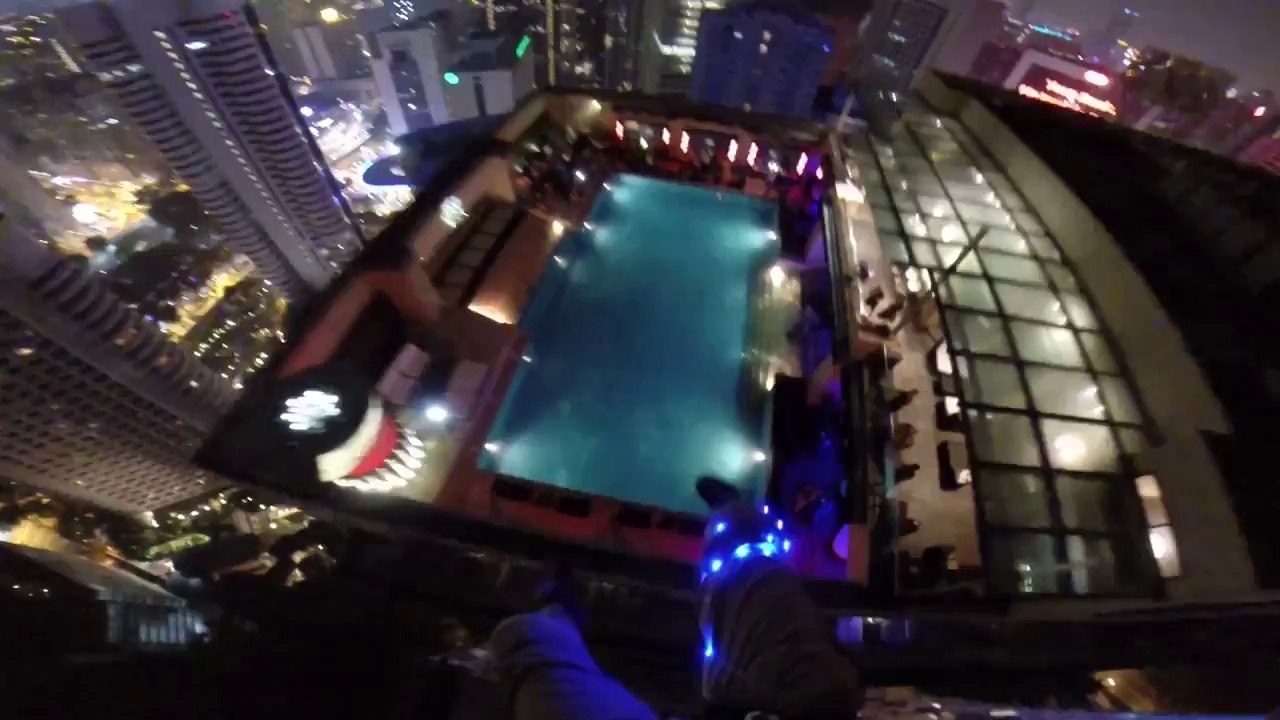 Dunya News - That's one way to crash a pool party