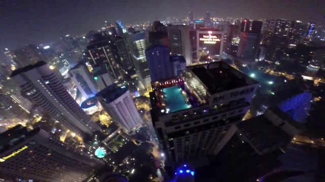 John Van Horne : Base jump dans une piscine depuis la tour Menara Kuala Lumpur