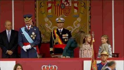 Los Reyes presiden con sus hijas su primer desfile de la Fiesta Nacional
