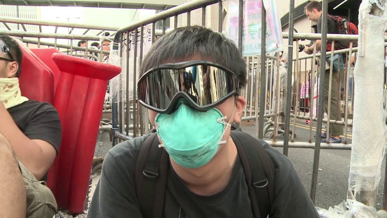 Hong Kong: la police a commencé à démanteler les barricades