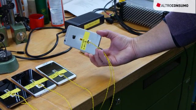 iPhone 6 si piega davvero? E gli altri smartphone?