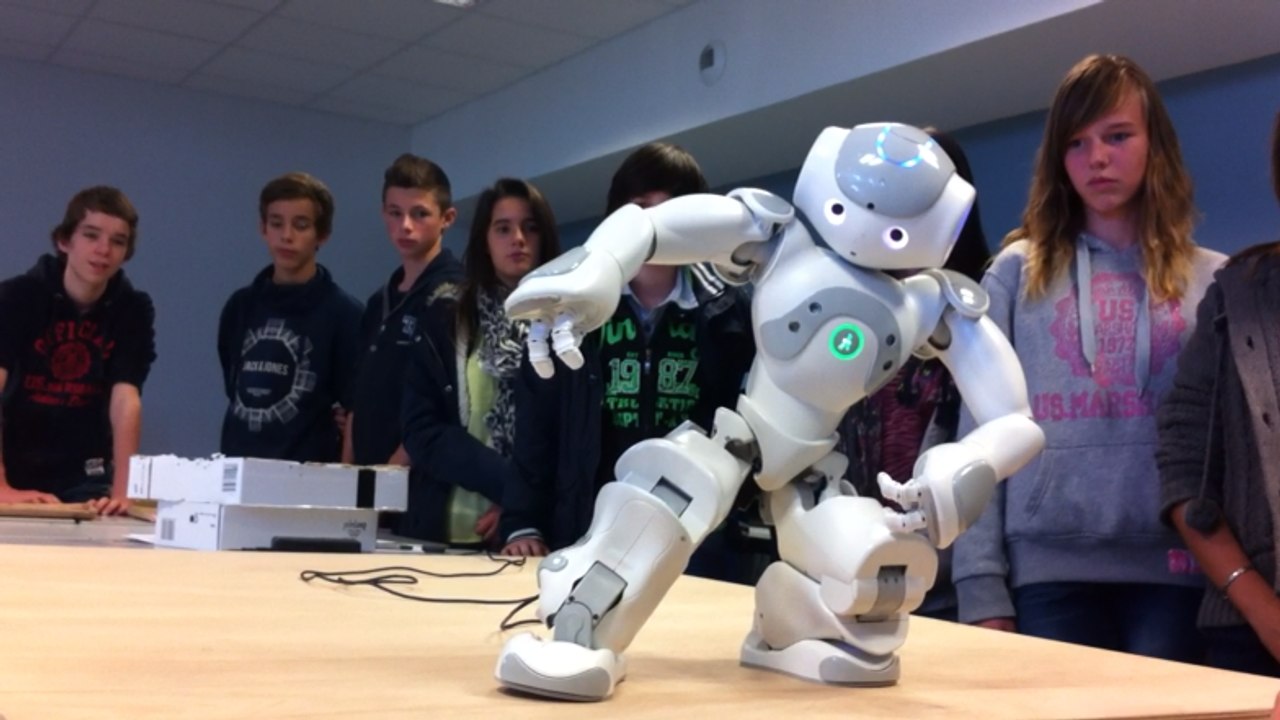 Investigations policières et robots au lycée Th...