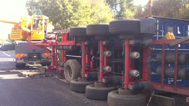 Un camion se couche sur la voie rapide