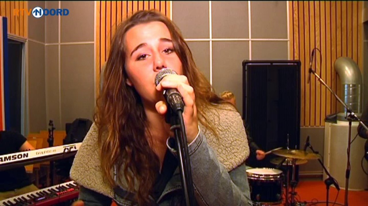 Kira Dekker zingt haar nieuwe single bij Radio Noord - RTV Noord