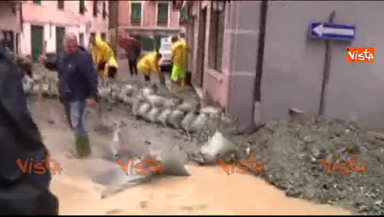 13-10-14 LIGURIA A ROSCIGLIONE STRADA DIVENTA FIUME DI FANCO w00_51