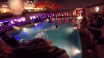 Homem pula de paraquedas em piscina