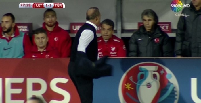 Fatih Terim, Letonya Maçında Sinirlendi, Ceketini Fırlattı
