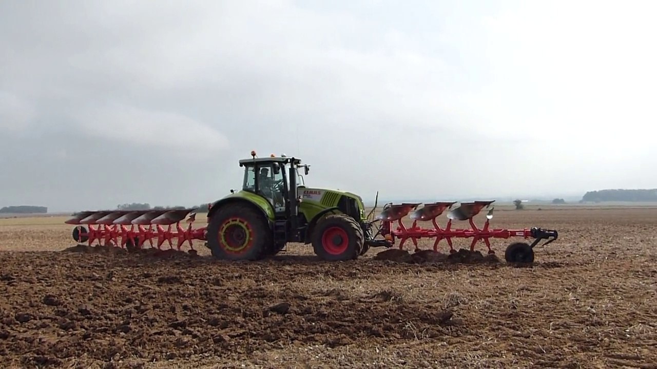 Charrue Kuhn poussée 3 socs sur Claas axion 830 cebis