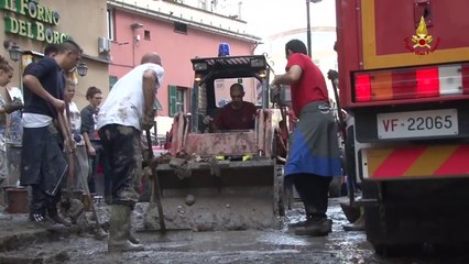 Genova - Esondano i torrenti, Genova in ginocchio. Un morto -5- (12.10.14)
