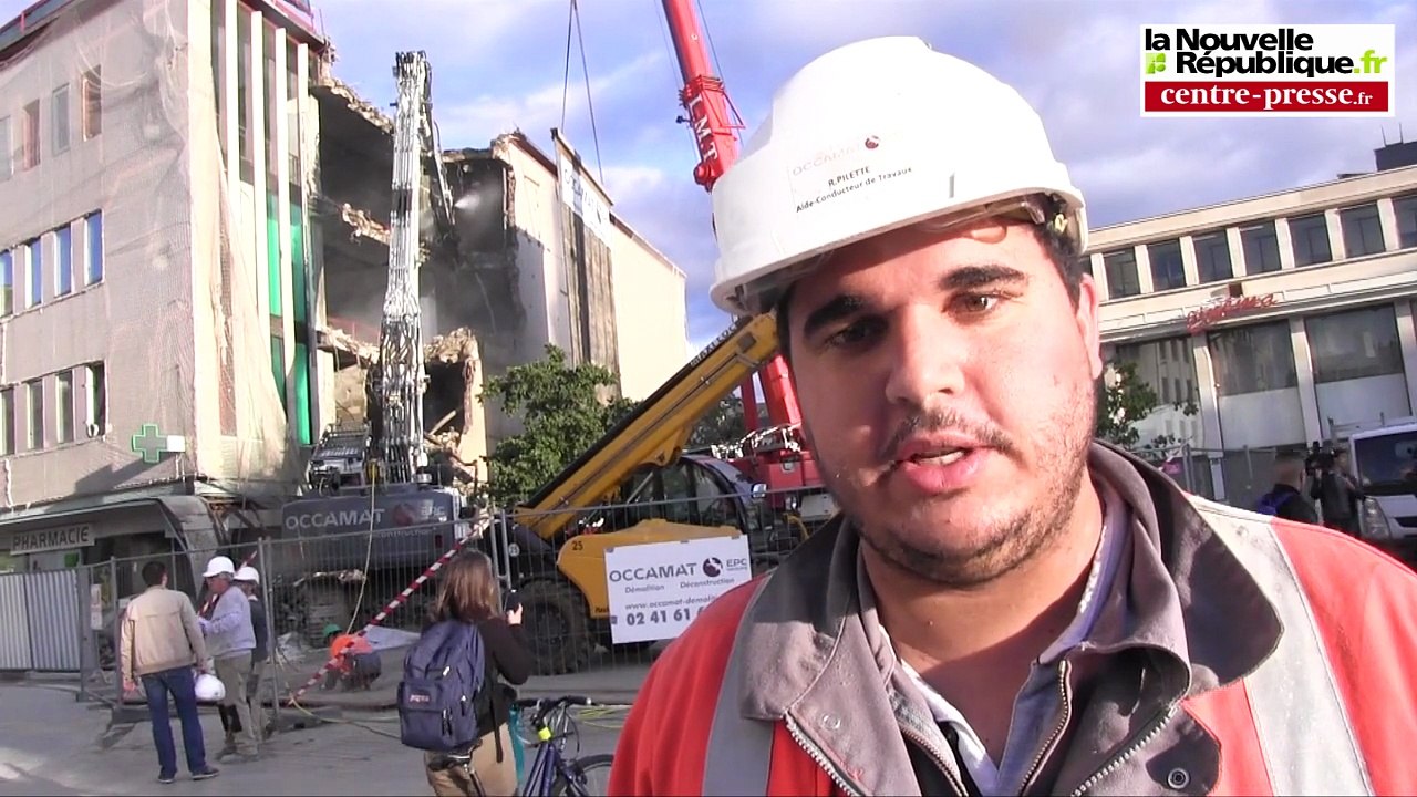 VIDEO. Poitiers. Démolition de la façade du Printemps