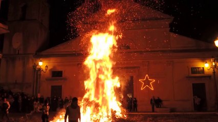 Fuoco notte di natale guardate quanto è grande Lo Spettacolo in FULL HD