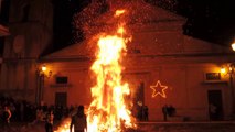 Fuoco notte di natale guardate quanto è grande Lo Spettacolo in FULL HD
