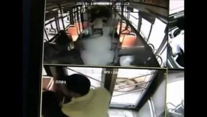 La batterie de son téléphone prend feu dans sa main