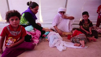 Thousands of Iraqi refugees take shelter in camps