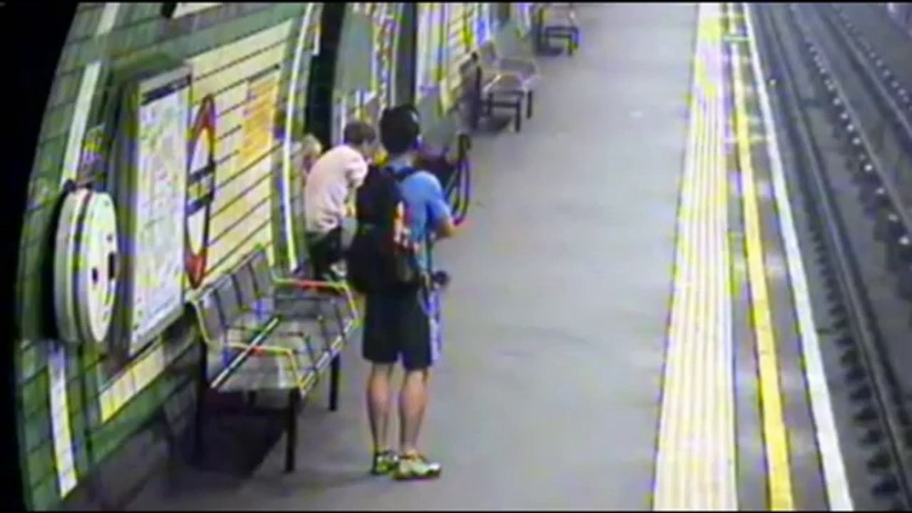 A Londres, elle sauve un bébé tombé sur les rails du métro