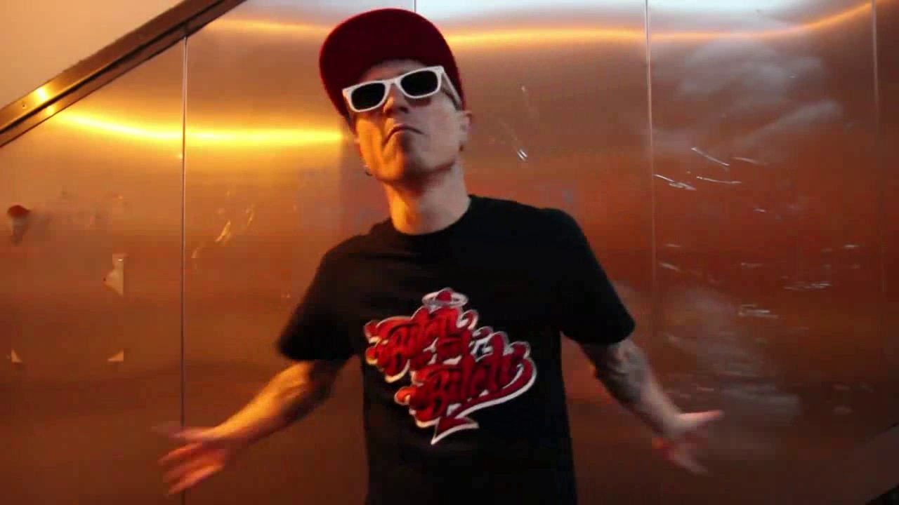 L'AB7 Freestyle, _Les pieds sur terre_