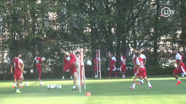 Kaká se enrosca em rede de vôlei e leva tombo em treino