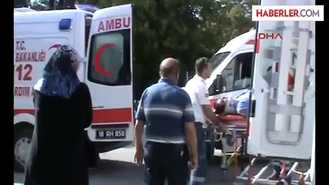 Ağaca Çarpan Otomobil İkiye Bölündü: 3 Yaralı