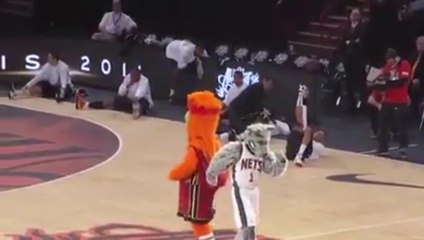 Duelo de mascotes empolga jogo de basquete americano