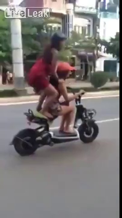 2 stupid Girls on electric bike