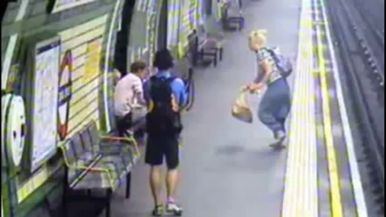 Video: Bebé cae en vias de metro de Londres