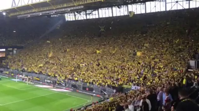 Οι οπαδοί πριν από την έναρξη του DFL-Supercup