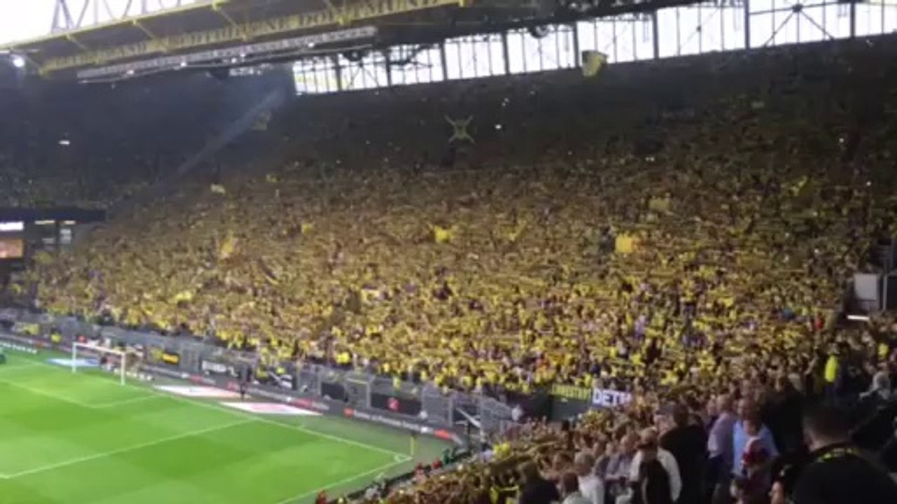 Οι οπαδοί πριν από την έναρξη του DFL-Supercup