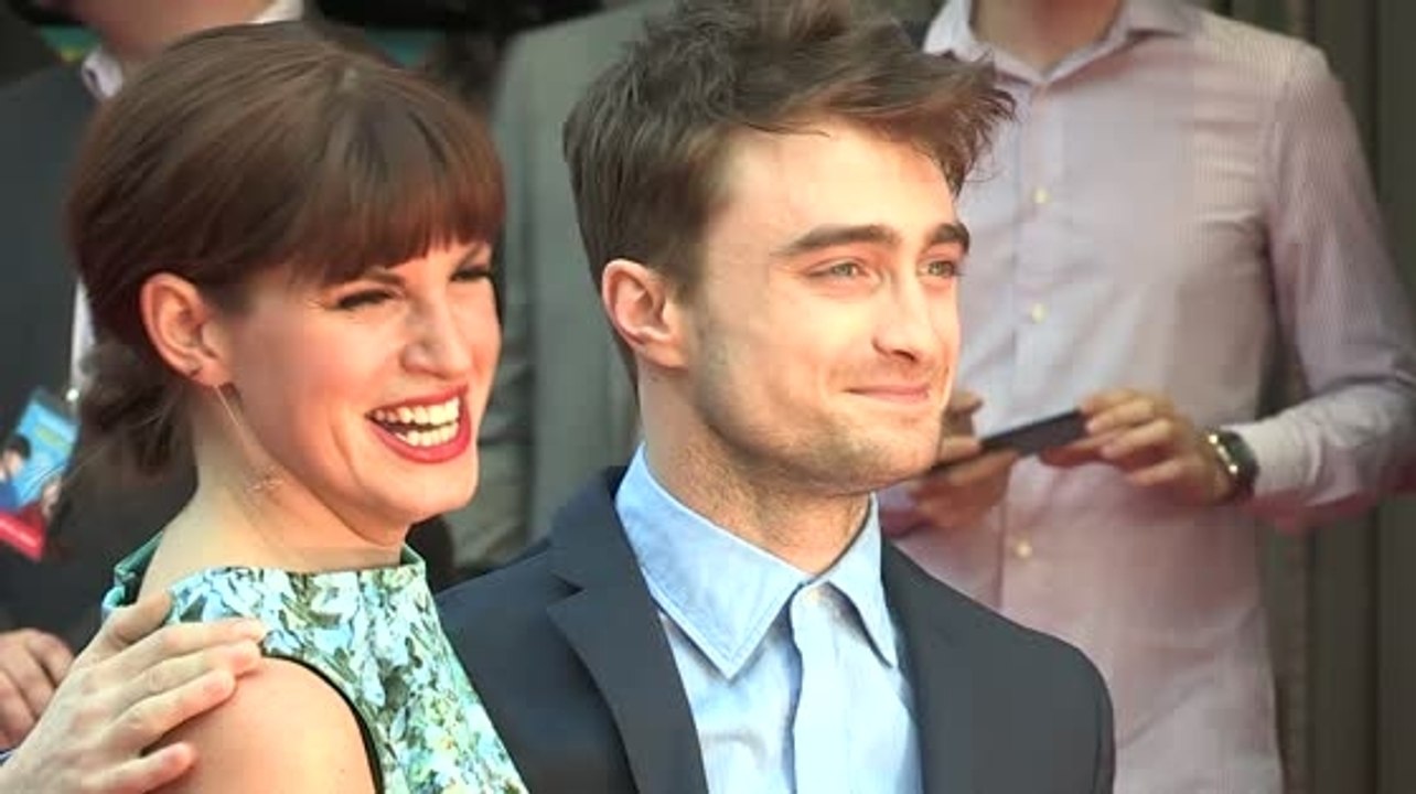 Daniel Radcliffe sieht elegant aus bei der What If Premiere, bis ihm Mama das Haar richtet