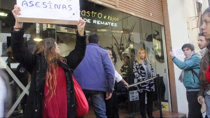 Protesta en remate de piezas de caza