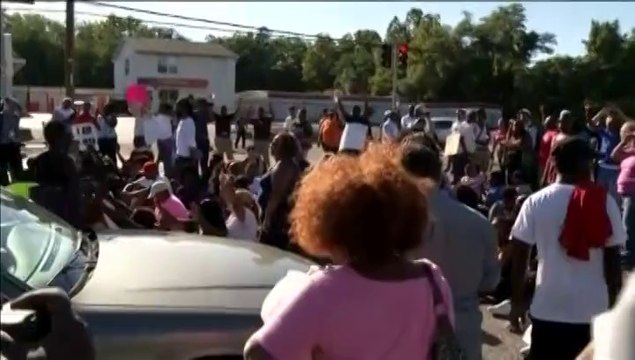 Etats-Unis : deux journalistes arrêtés au cours d'une troisième nuit d'émeutes à Ferguson