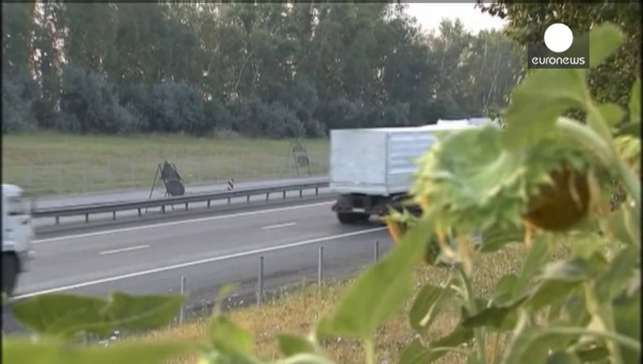 Russian aid convoy continues towards Ukranian border