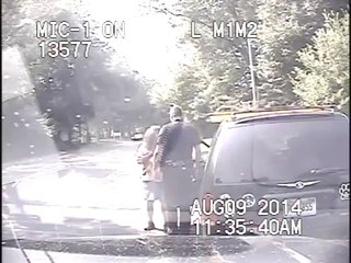 Un policier sauve une femme au volant