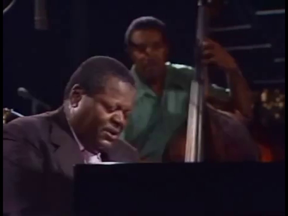 OSCAR PETERSON with NHØ PEDERSEN & RAY BROWN at Montreux 1977 (0:54 HD)