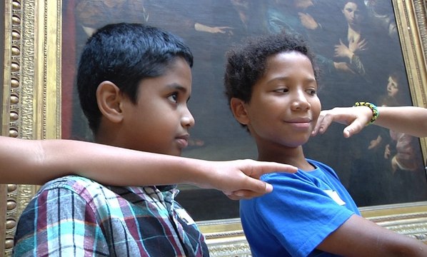 Les oubliés des vacances poussent les Portes du temps au Louvre