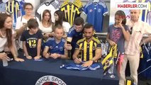Fenerbahçeli Selçuk Şahin ile Kadlec, Taraftarların Formalarını İmzaladı