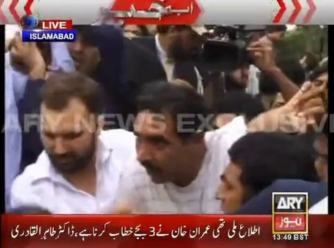 Tahir Ul Qadri Kay Jalsay Mai Aik Aur Gullu Butt Pakra Gaya