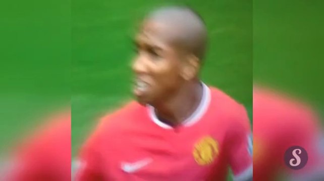 Footballeur reçoit une fiente d'oiseau dans la bouche