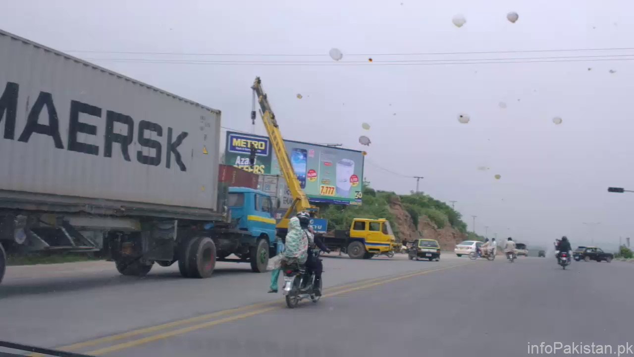 Dirt filled containers in Islamabad to stop PTI and TuQ Long March