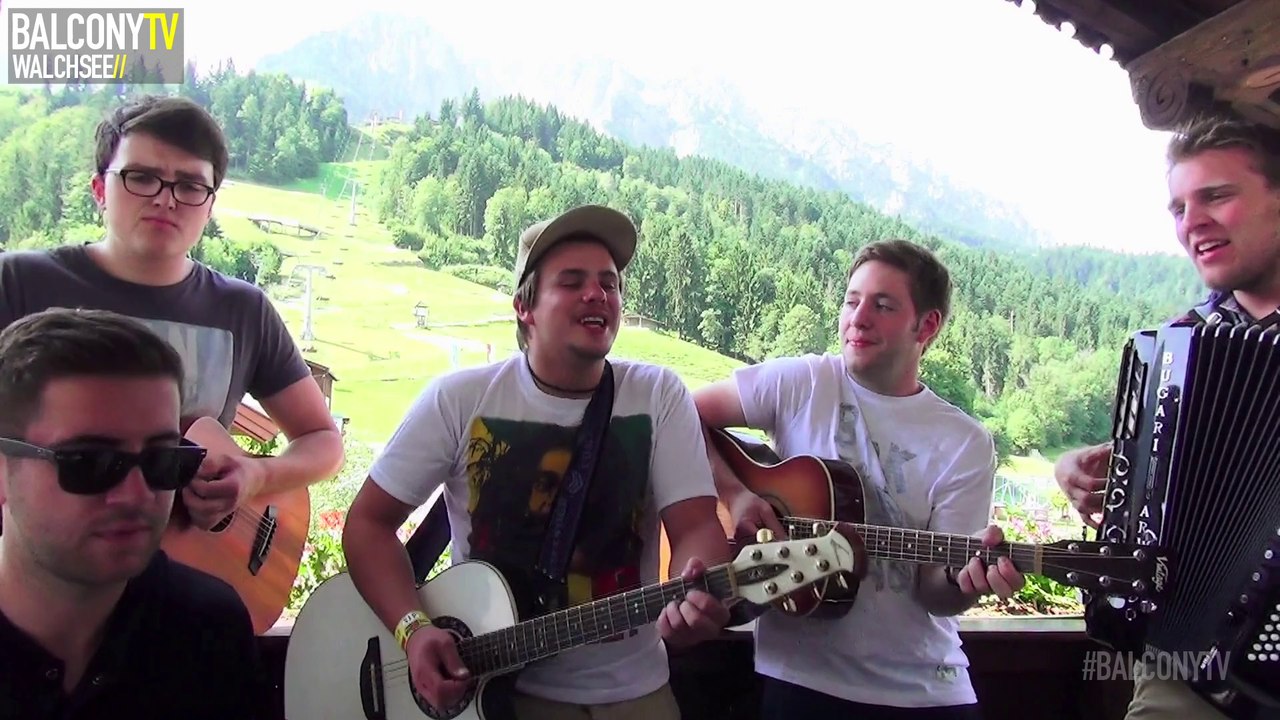 WOA'S MAS? - MADL IM DIANDL