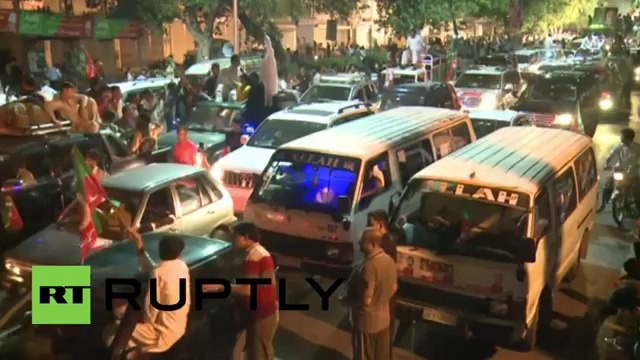 Pakistan- Imran Khan's anti-govt march continues into the night - YouTube