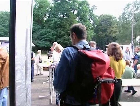 Die Harald Schmidt Show - 1124 - 2002-08-28 - Neelesha BaVora, Andrack bei Viktoria Köln