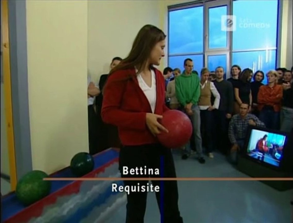 Die Harald Schmidt Show - 1151 - 2002-10-16 - Sarah Hannemann, Bowling bis ins Chef-Büro