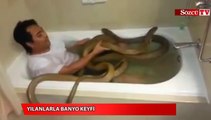 Yılanlarla banyo keyfi