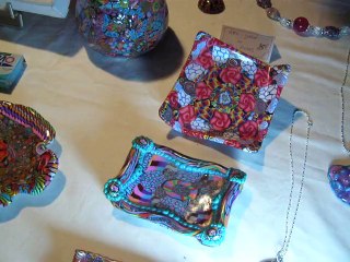 CHRISTINE DAVENEL CREATRICE DE BIJOUX ET OBJETS EN PATE FLYMO . AUX JEUDIS DE NIMES