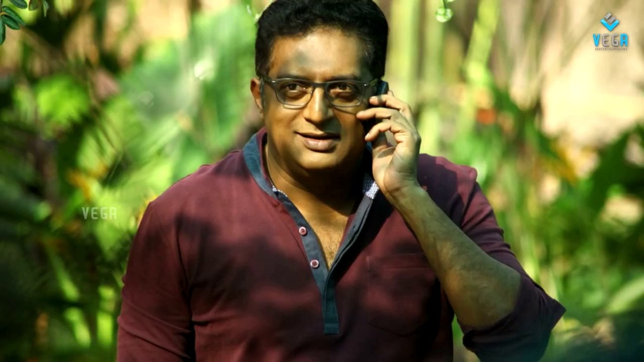 Prakash Raj escapes with minor injuries || Kollywood Latest News & Gossips