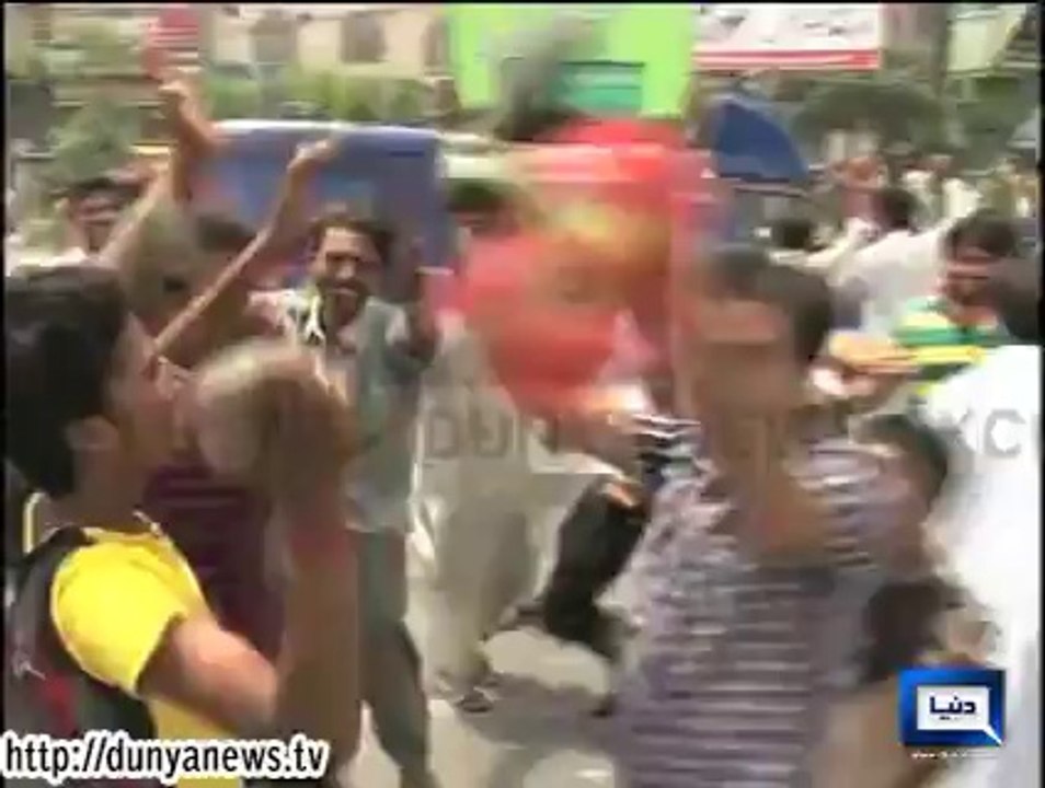 Dunya News- Mob vandalizes PTI 'Azadi March' in Gujranwala