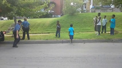 Un policier fait une battle de danse dans la rue